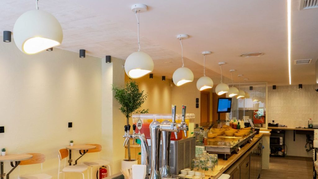 ¿Cuáles son las tendencias de iluminación en reformas integrales modernas?